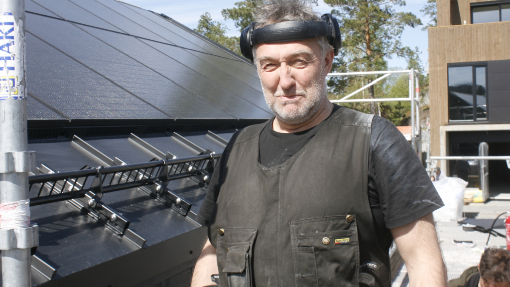 Tor Helge Dokka foran solceller på taket