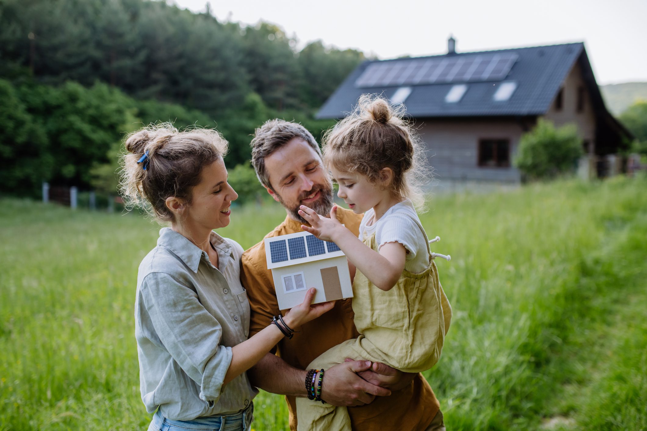 Familie som fokuserer på energieffektivisering