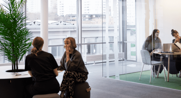 Kvinner sitter i en kontorlokale